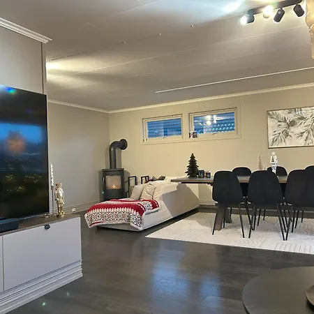 Sentral Familiebolig Med Parkering וילה
